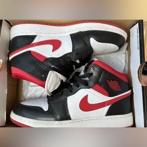selling air jordan 1 mid GS (gradeschool)